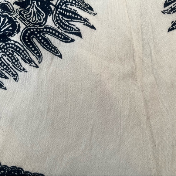 Romeo and Juliet Couture white shorts - Picture 3 of 3